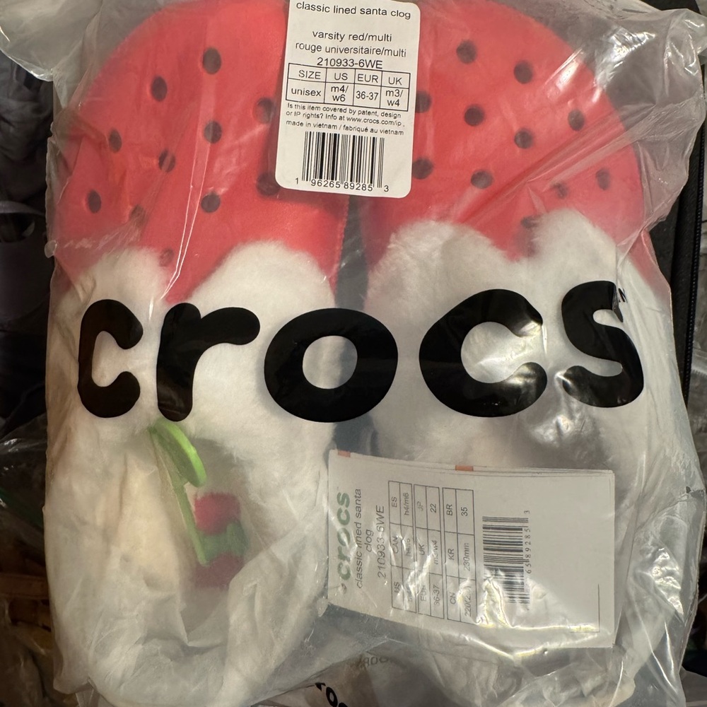 CROCS Christmas Red Slippers with Black Buckle Woman’s 6 Mens 4 NWT - Picture 5 of 5